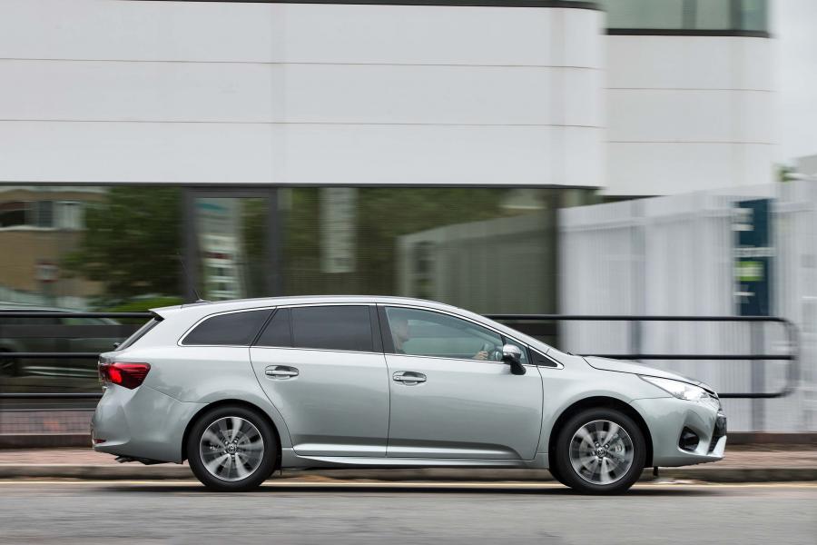  Toyota Avensis Touring Sports 2015 года  (UK) (фото 20 из 24)
